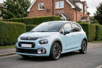 Nouvelle Citroën C3 garée dans un quartier résidentiel, vue de face en trois quarts, idéale pour une petite famille