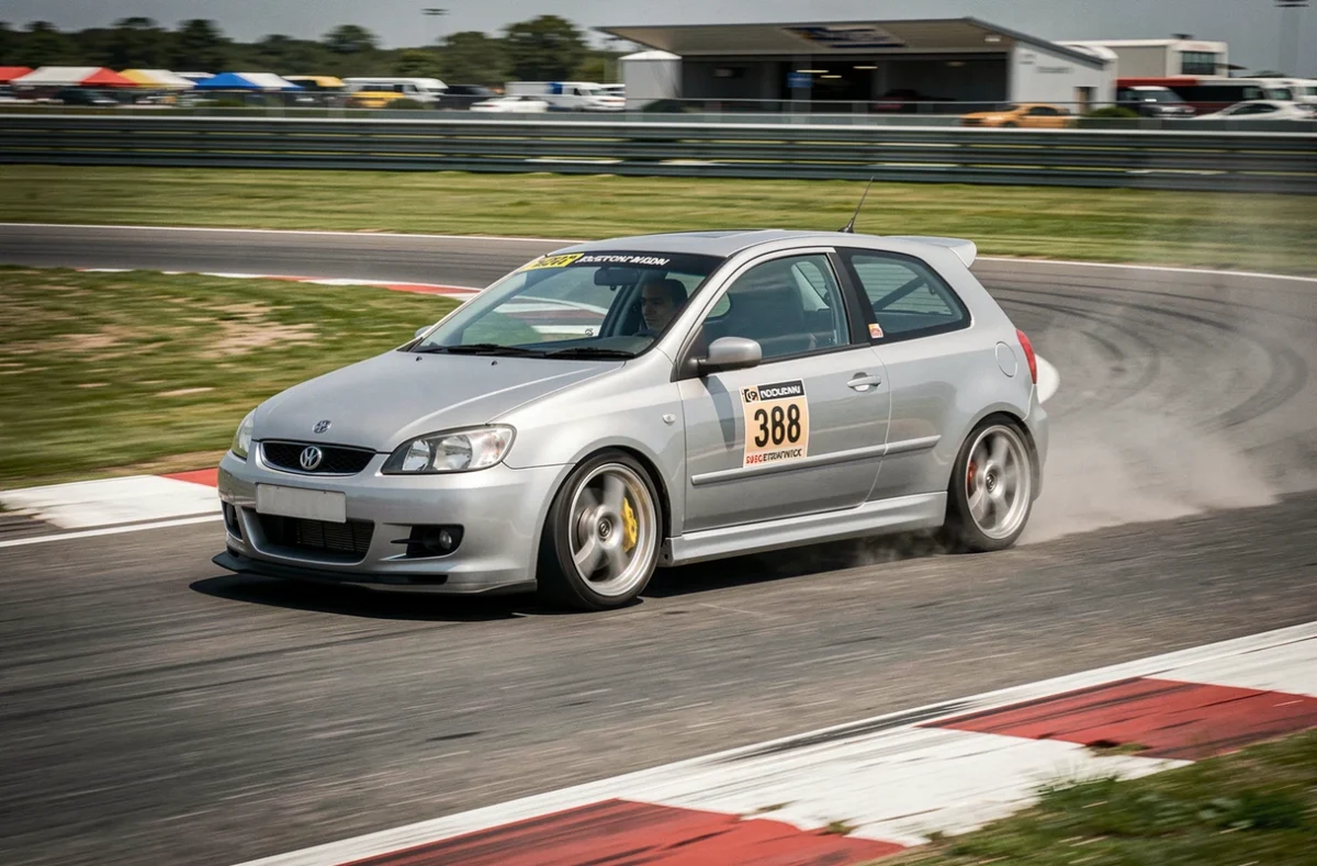Voiture de série transformée en voiture de course en pleine trajectoire dans un virage sur circuit automobile